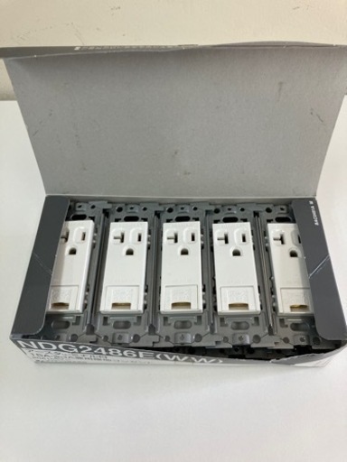 【更に値下げ！】TOSHIBA 東芝配線器具 アースターミナル付15A・20A兼用接地コンセント（ニューホワイト） 未使用品