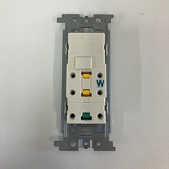 【更に値下げ！】TOSHIBA 東芝配線器具 アースターミナル付15A・20A兼用接地コンセント（ニューホワイト） 未使用品の画像