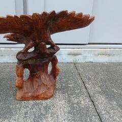 木彫りの鳥の画像