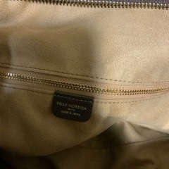 ペッレモルビダ　バッグ　ナイロンバッグ　メンズ　レディース 1シーズン使用していたので、傷や汚れあります。 横41、幅9.5、高さ27センチ カラー···ベージュ 素材···ナイロン バッグサイズ···A4サイズ収納可の画像