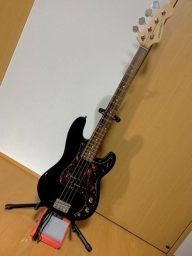 使用感ありの黒ベースギター！Fenderアンプとシールドもセット！