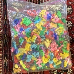 色々な文字や形や数字のマグネット付きプラスチックです