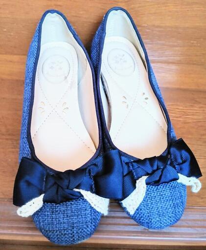 青リボンのパンプス