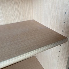 木目調の本棚　無料の画像