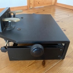 ピアノの補助ペダルの画像