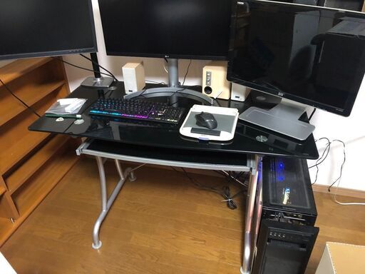 ガラスのパソコンデスク