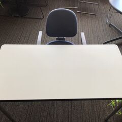 【値下げ交渉OK！】シンプルな作業デスクと椅子のセットの画像