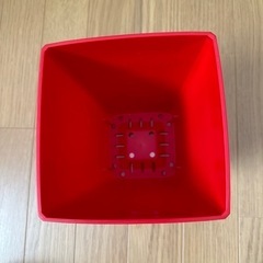 赤が可愛い植木鉢(プラスチック)の画像