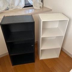 カラーボックス、白と黒二つ