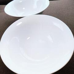 白い皿2つの画像