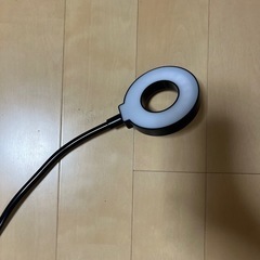 スマホクリップ　ライト付き　スマホスタンドの画像