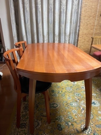 イタリア　カルガリス　伸縮　円卓になります。ダイニングテーブルセット　椅子二脚