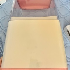 ガチャガチャ本体＋空カプセルや専用メダル等々の画像