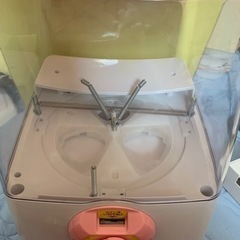 ガチャガチャ本体＋空カプセルや専用メダル等々の画像