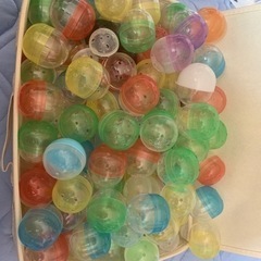 ガチャガチャ本体＋空カプセルや専用メダル等々の画像