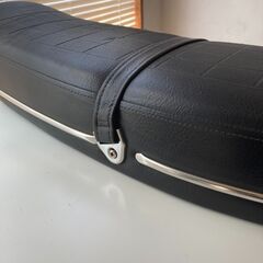 【近隣お届け無料・遠方着払いにて発送可能】スーパーカブ用ダブルシート(難あり)と取り付けキットのセットの画像