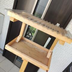 鳥の餌台の画像