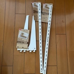 ダイソー　壁面用棚受けと支柱　の画像