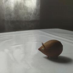 親指大の小さな猪の置物