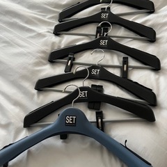 クリップ付きハンガー5本セット＋紳士用(大きい)ハンガー1本の画像