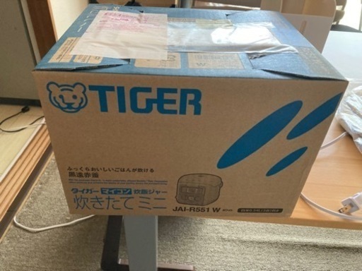 未開封新品　タイガー魔法瓶(TIGER) 炊飯器 3合 一人暮らし用 マイコン 調理メニュー付き 炊きたて ホワイト JAI-R551W
