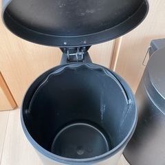【受け渡し決定】ペダル式　フタ付きゴミ箱　2個セットの画像