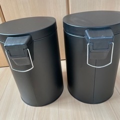 【受け渡し決定】ペダル式　フタ付きゴミ箱　2個セットの画像