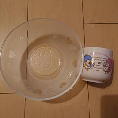 キラキラ湯飲みとハローキティサラダボール