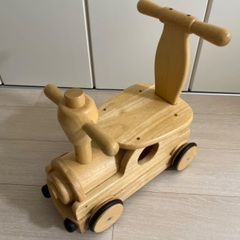 木の汽車型乗り物