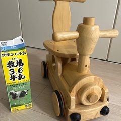 木の汽車型乗り物の画像