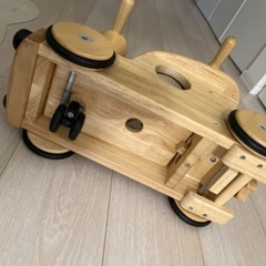木の汽車型乗り物の画像