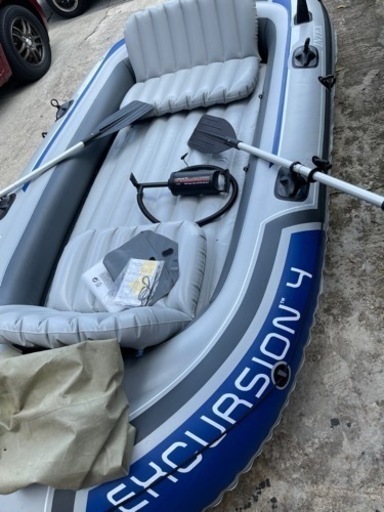 ゴムボート売ります※エンジン難あり　ゴムボート２回は使いました。エンジン付きですがスタターの紐所に割れあり　スタターの紐を引っ張っても回らない硬直してます。