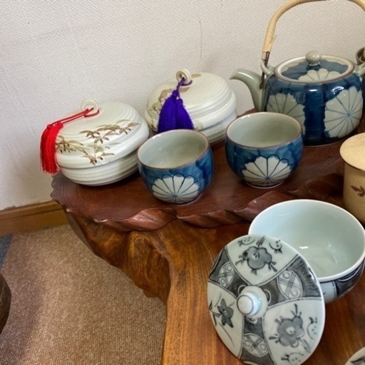 木のテーブル　陶器類　セット