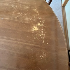 円卓テーブルと椅子4脚の画像