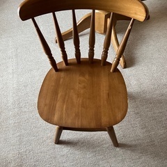 円卓テーブルと椅子4脚の画像