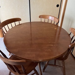 円卓テーブルと椅子4脚の画像