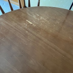 円卓テーブルと椅子4脚の画像