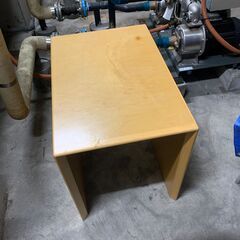 木製のサイドテーブル　袖机（役員用家具）