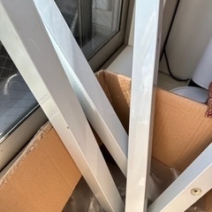 ガラス天板のスクエアテーブルの画像