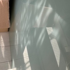 ガラス天板のスクエアテーブルの画像
