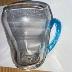 厚みのあるブルーのグラス