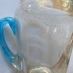 厚みのあるブルーのグラスの画像