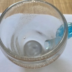 厚みのあるブルーのグラスの画像