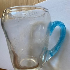 厚みのあるブルーのグラスの画像