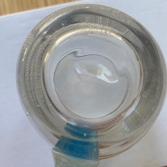 厚みのあるブルーのグラスの画像