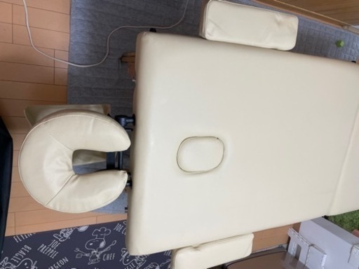 施術マッサージベッド  (木製) アイボリードイツ製　持ち運び可能