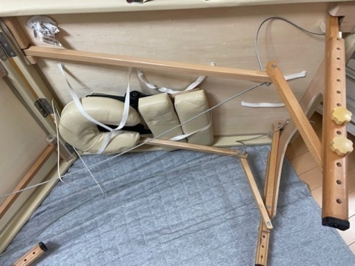施術マッサージベッド  (木製) アイボリードイツ製　持ち運び可能