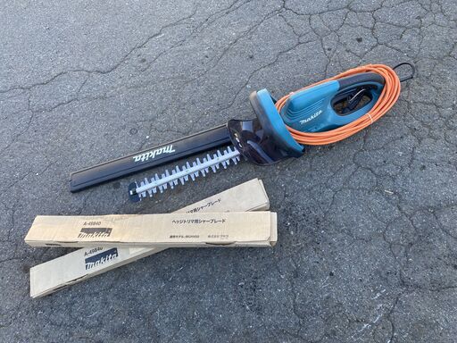 ほぼ未使用 マキタ　電動生垣バリカン ヘッジトリマー MUH450　刈幅450mm　別途替刃2セット付　AC100V 50/60Hz　550W