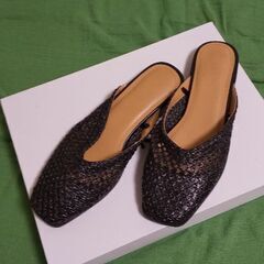 黒のメッシュミュールです。の画像