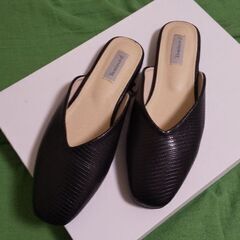 黒のミュールです。